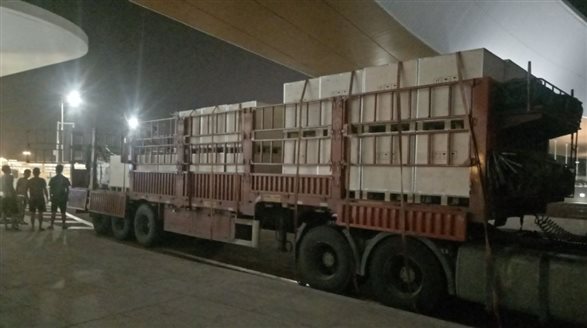 ▲加班加点,,,,,连夜运货卸货